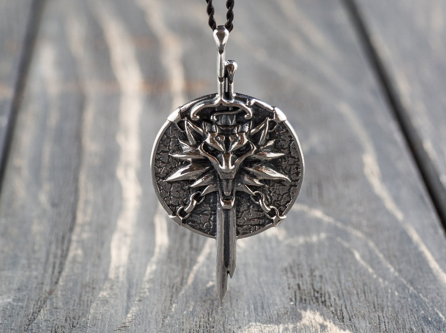 {{jewelry_for_geeks}} - {{ GameFanCraft}} Pendant Silver Witcher Wolf Head Pendant with Swords
