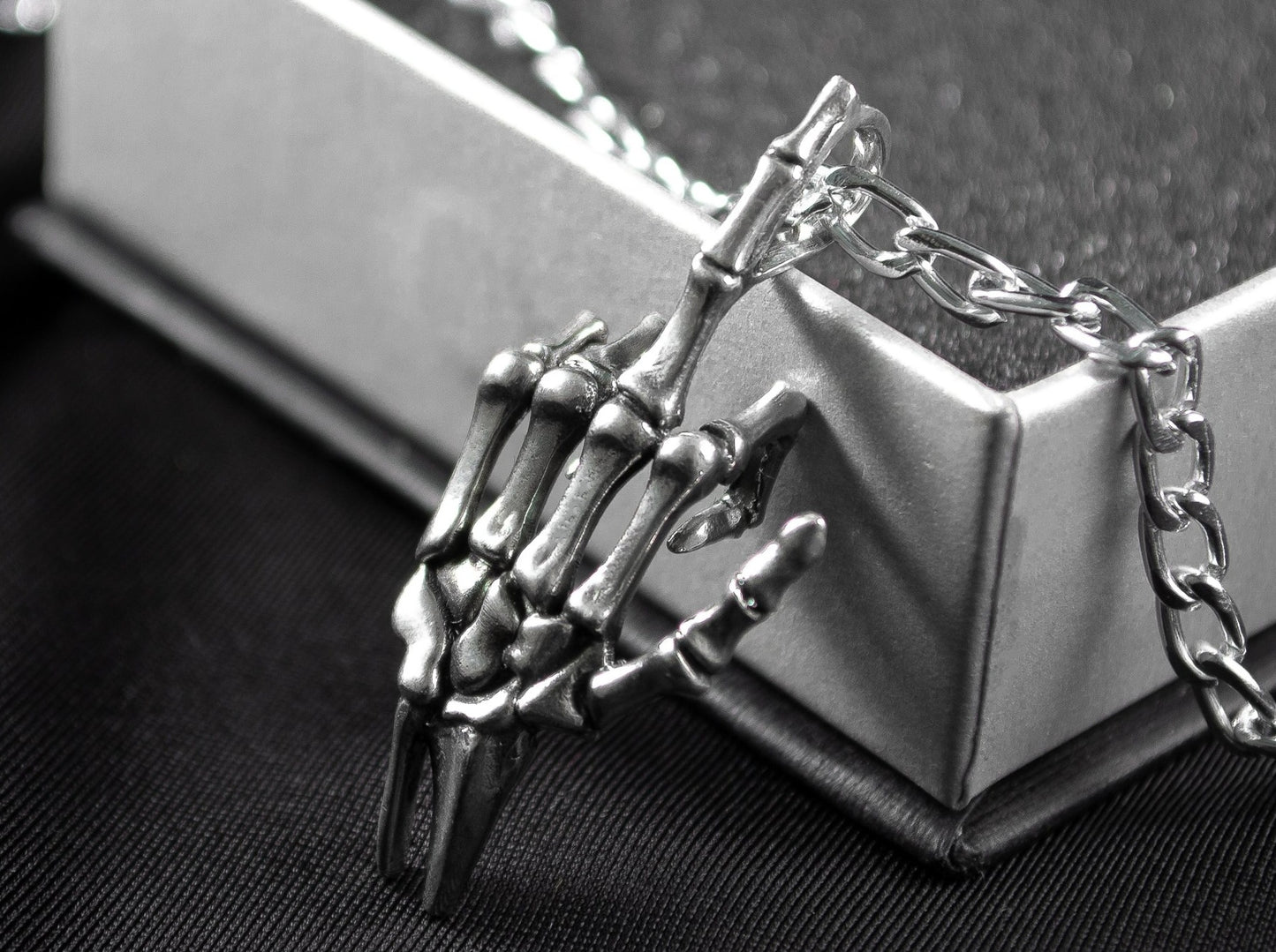 {{jewelry_for_geeks}} - {{ GameFanCraft}} Pendant Silver Skeleton Finger Pendant
