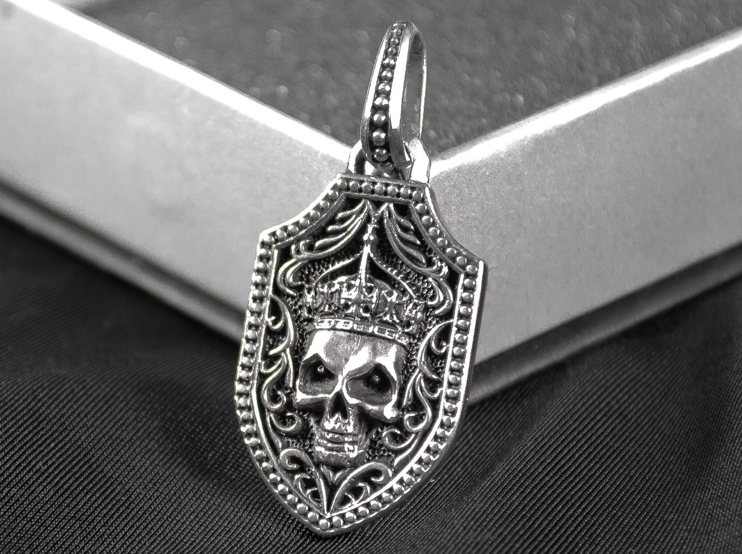 {{jewelry_for_geeks}} - {{ GameFanCraft}} Pendant Silver Gothic Brutal Pendant with skull and sword