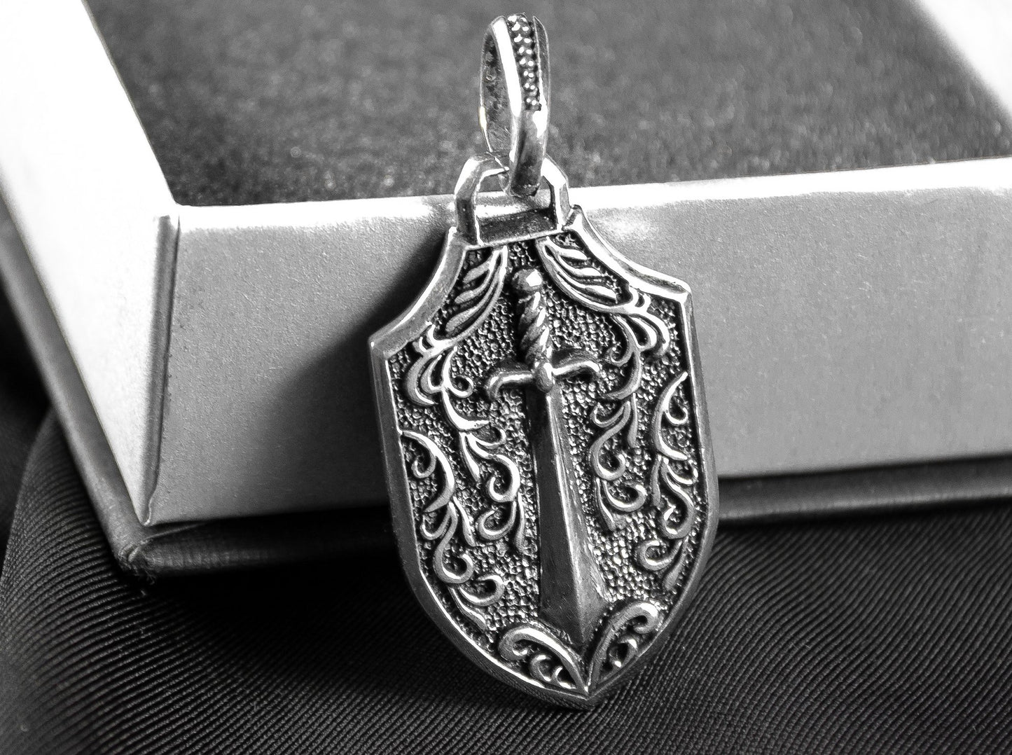 {{jewelry_for_geeks}} - {{ GameFanCraft}} Pendant Silver Gothic Brutal Pendant with skull and sword