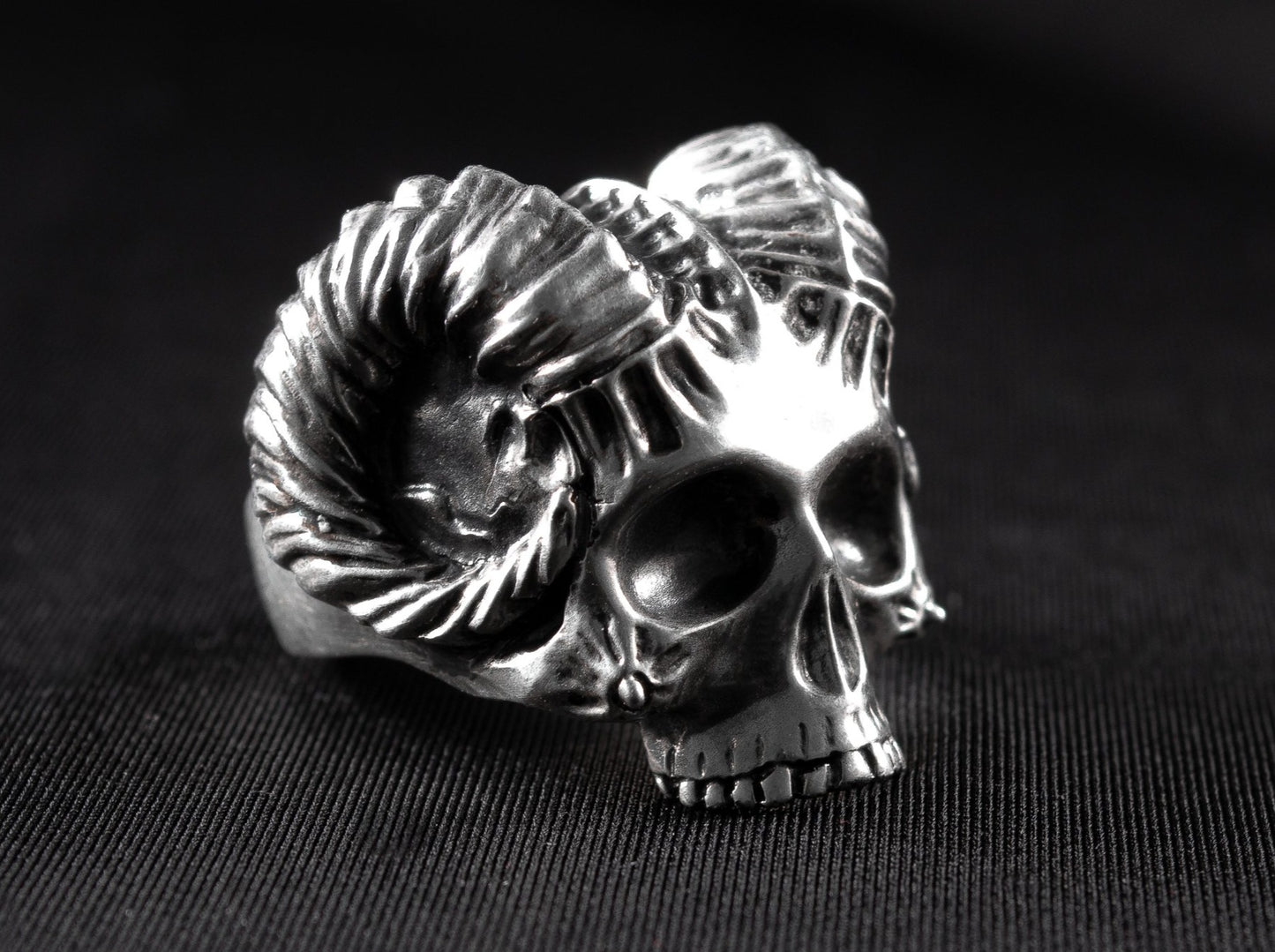 {{jewelry_for_geeks}} - {{ GameFanCraft}} Ring Silver Horned Demon Skull ring