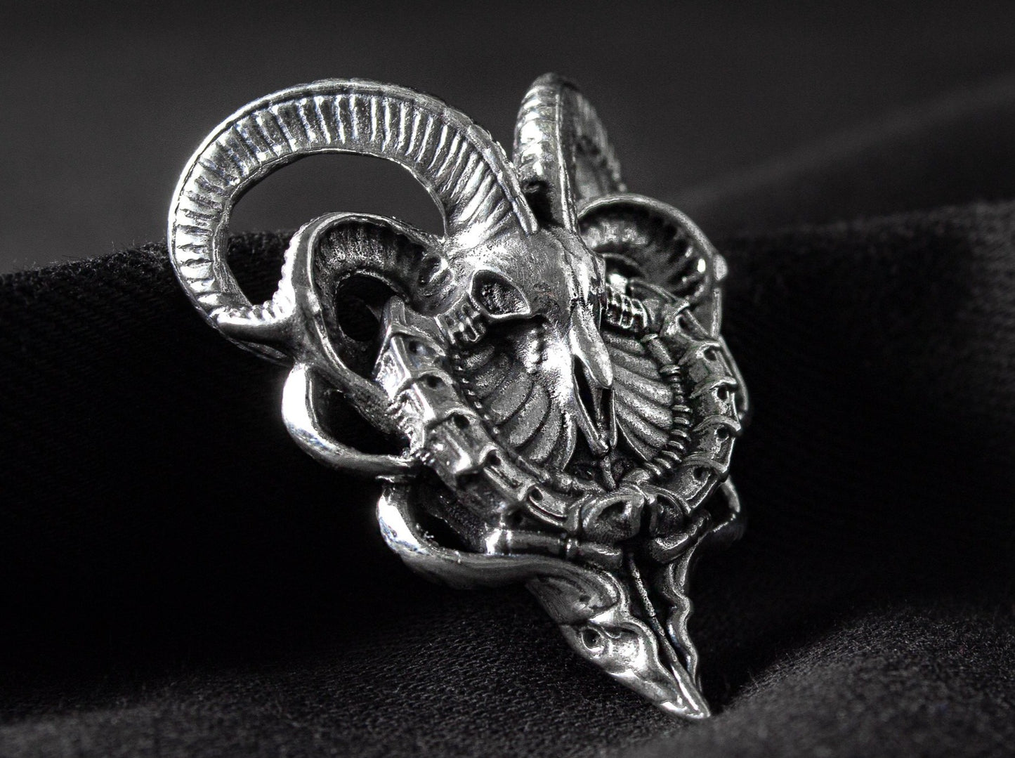 {{jewelry_for_geeks}} - {{ GameFanCraft}} Pendant Silver Biomechanical Goat Skull Pendant