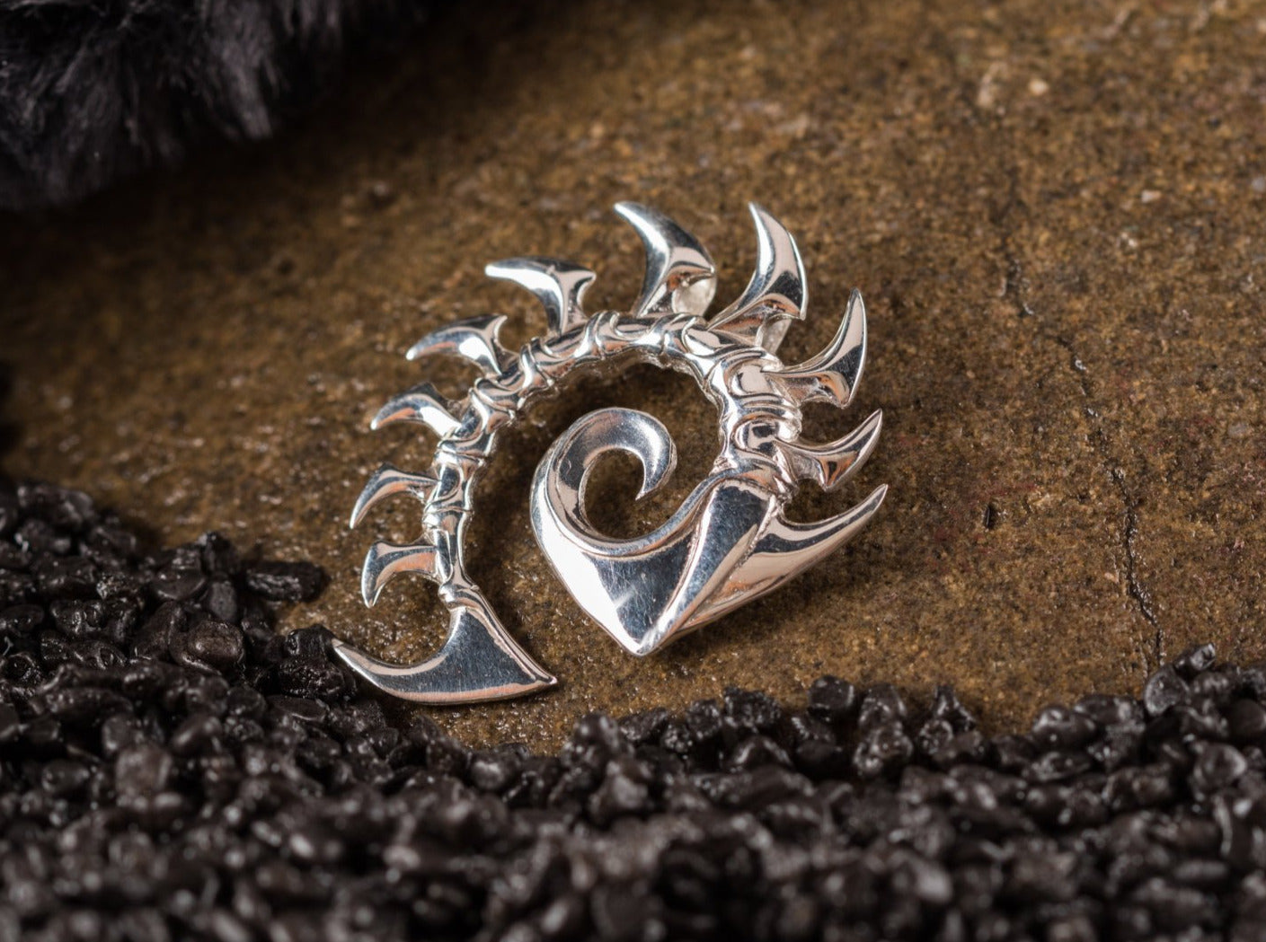 {{jewelry_for_geeks}} - {{ GameFanCraft}} Pendant Brass Starcraft Zerg pendant