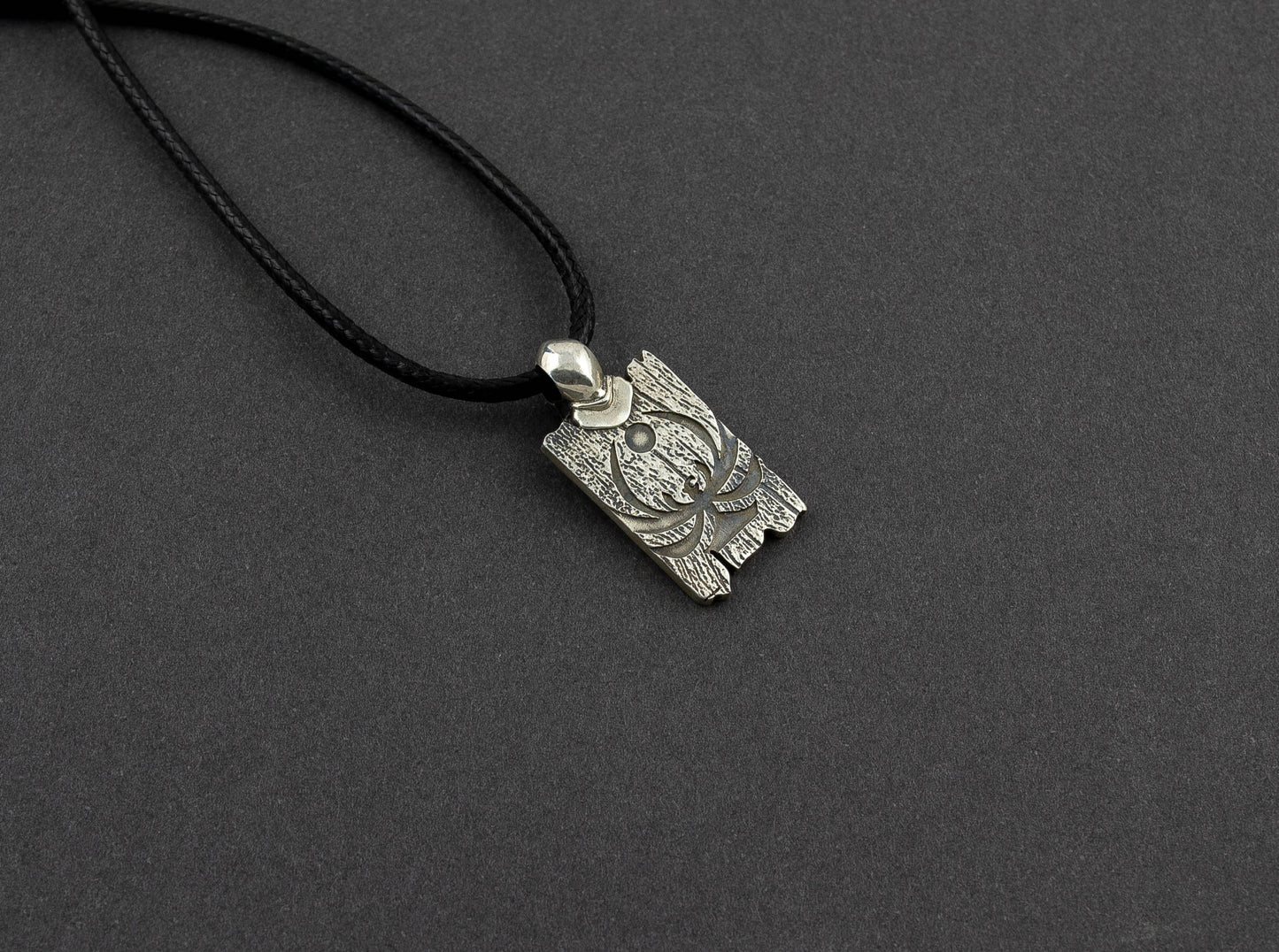 {{jewelry_for_geeks}} - {{ GameFanCraft}} Pendant Silver Dark Brotherhood Nightingale Pendant