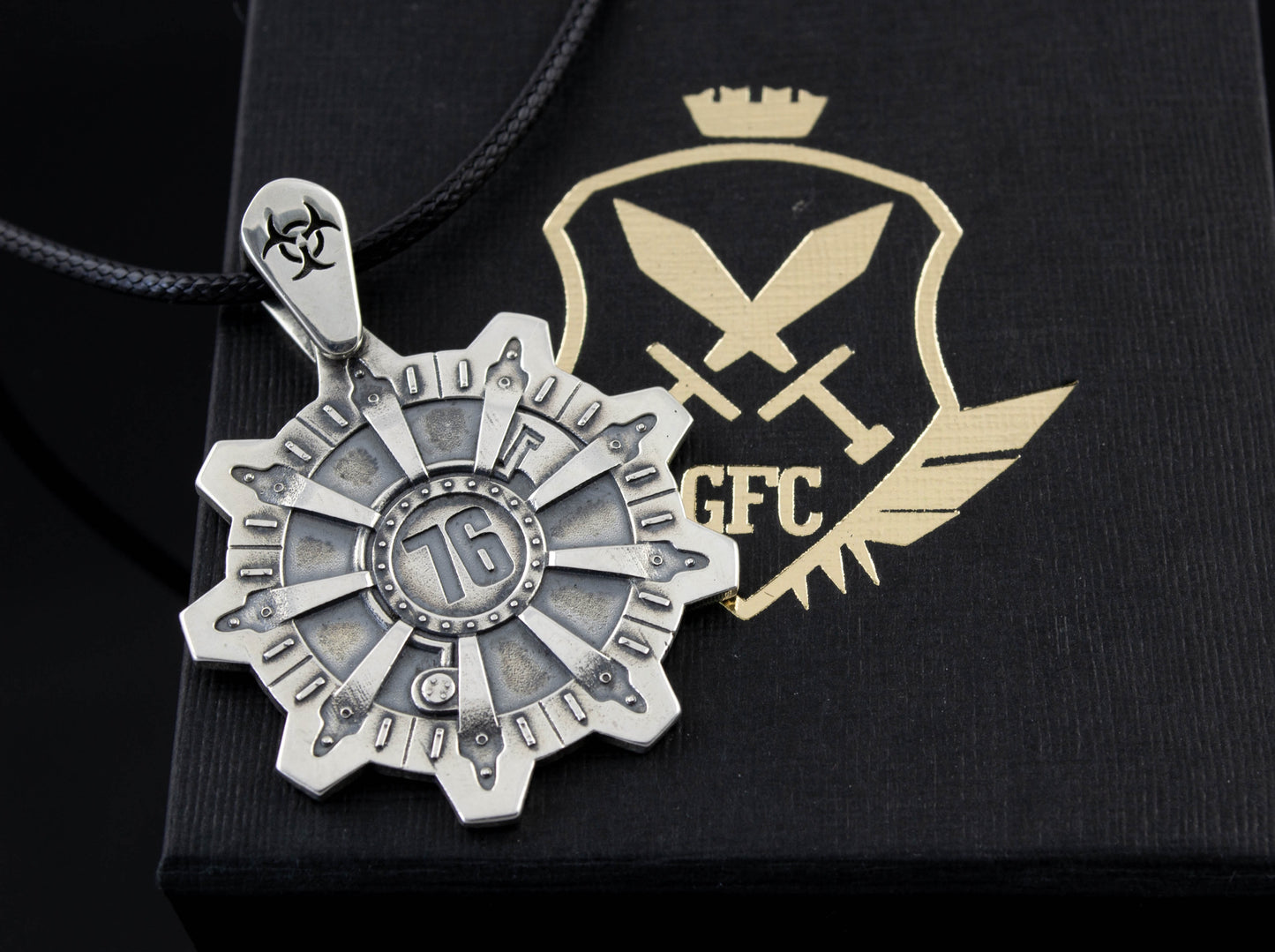 {{jewelry_for_geeks}} - {{ GameFanCraft}} Pendant Silver Vault 76 Fallout