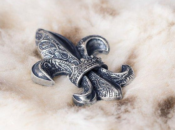 {{jewelry_for_geeks}} - {{ GameFanCraft}} Pendant Brass Heraldic Lily Pendant