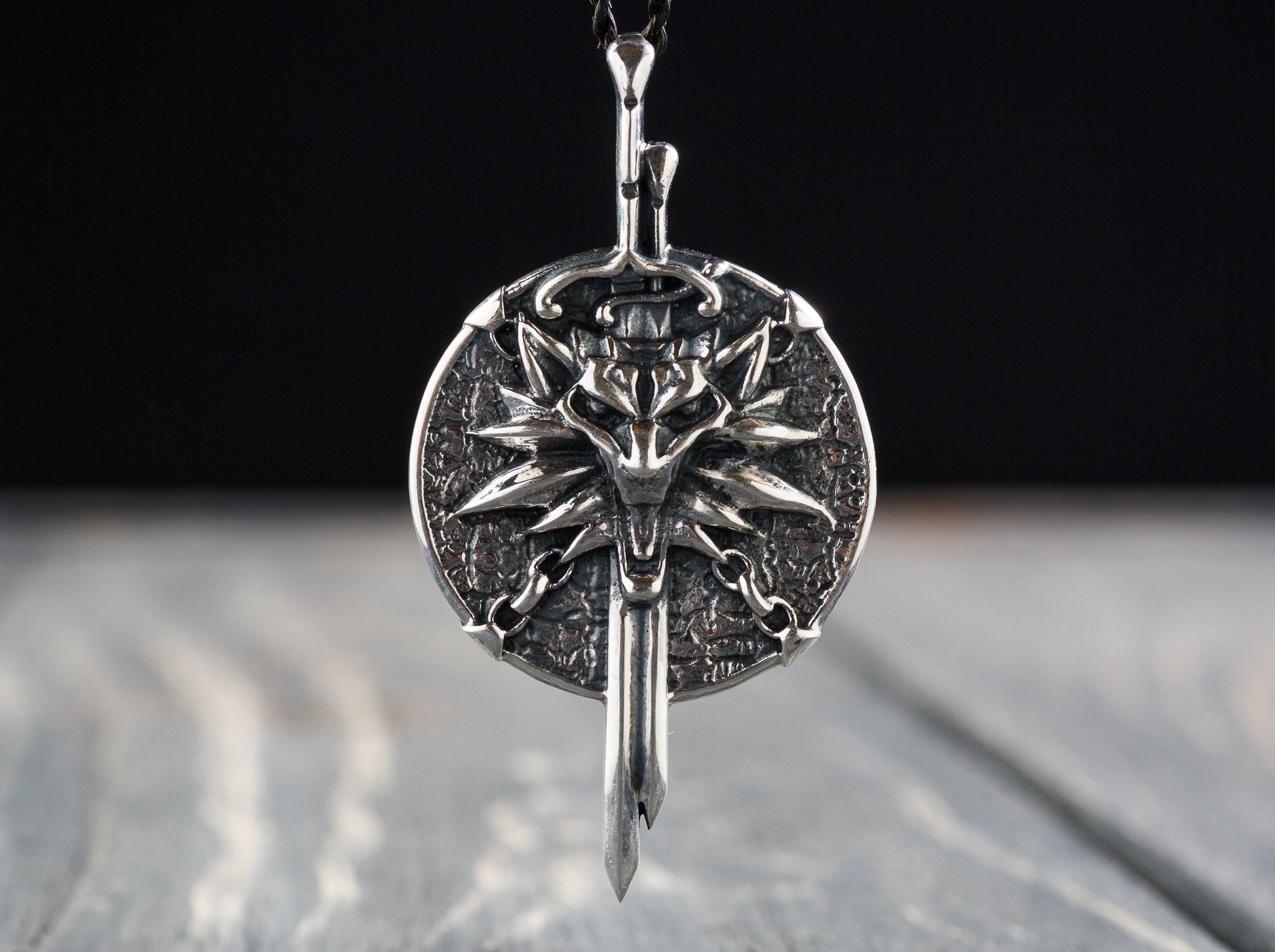 {{jewelry_for_geeks}} - {{ GameFanCraft}} Pendant Silver Witcher Wolf Head Pendant with Swords