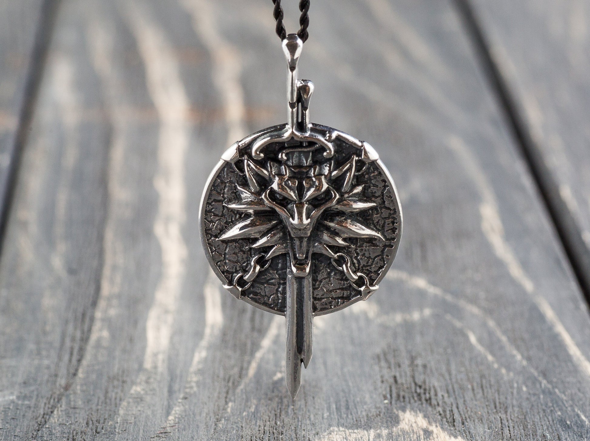 {{jewelry_for_geeks}} - {{ GameFanCraft}} Pendant Silver Witcher Wolf Head Pendant with Swords