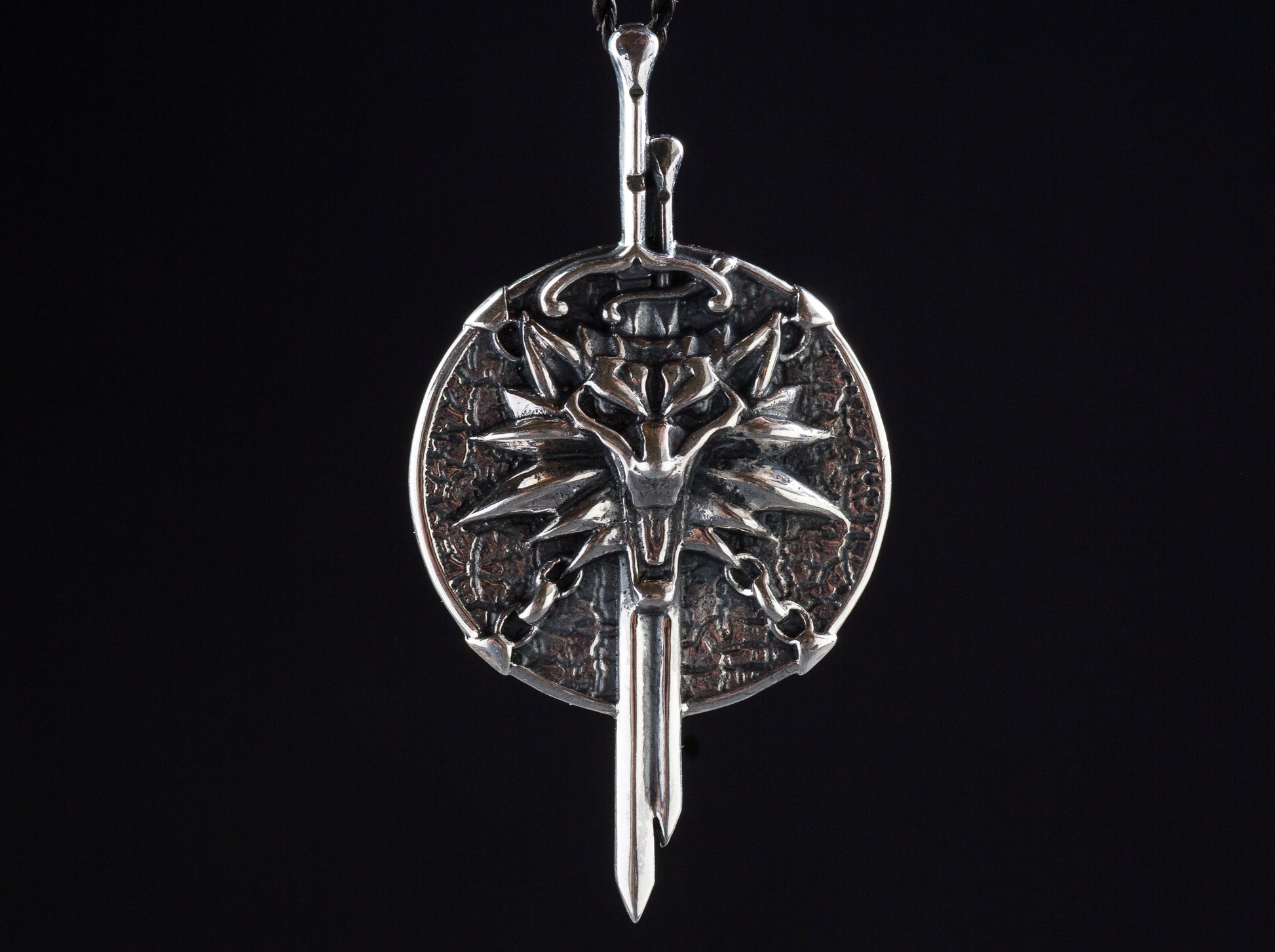 {{jewelry_for_geeks}} - {{ GameFanCraft}} Pendant Silver Witcher Wolf Head Pendant with Swords