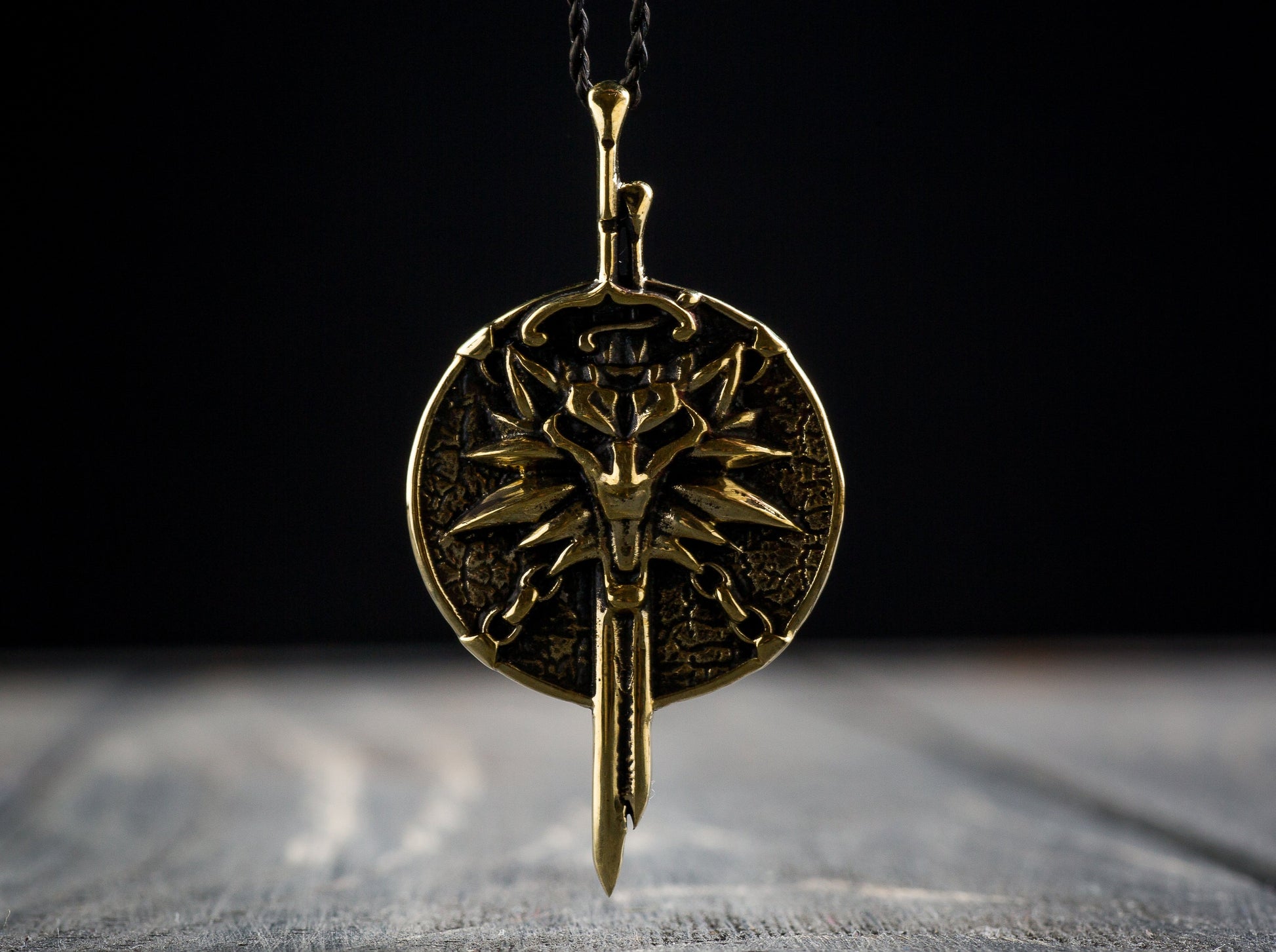 {{jewelry_for_geeks}} - {{ GameFanCraft}} Pendant Brass Witcher Wolf Head Pendant with Swords
