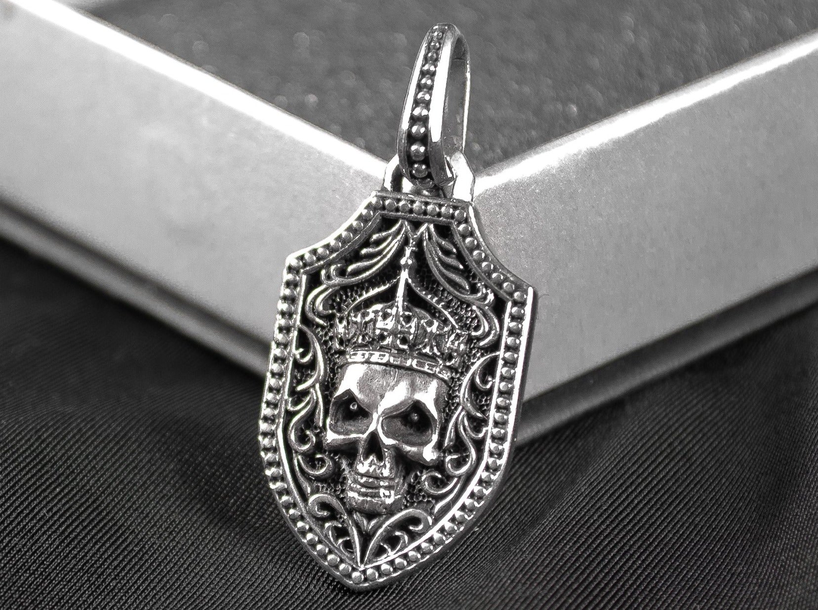 {{jewelry_for_geeks}} - {{ GameFanCraft}} Pendant Silver Gothic Brutal Pendant with skull and sword