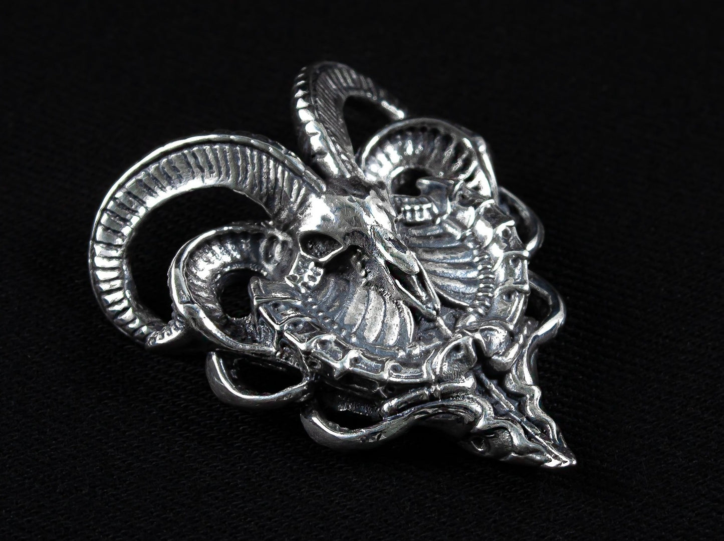 {{jewelry_for_geeks}} - {{ GameFanCraft}} Pendant Silver Biomechanical Goat Skull Pendant