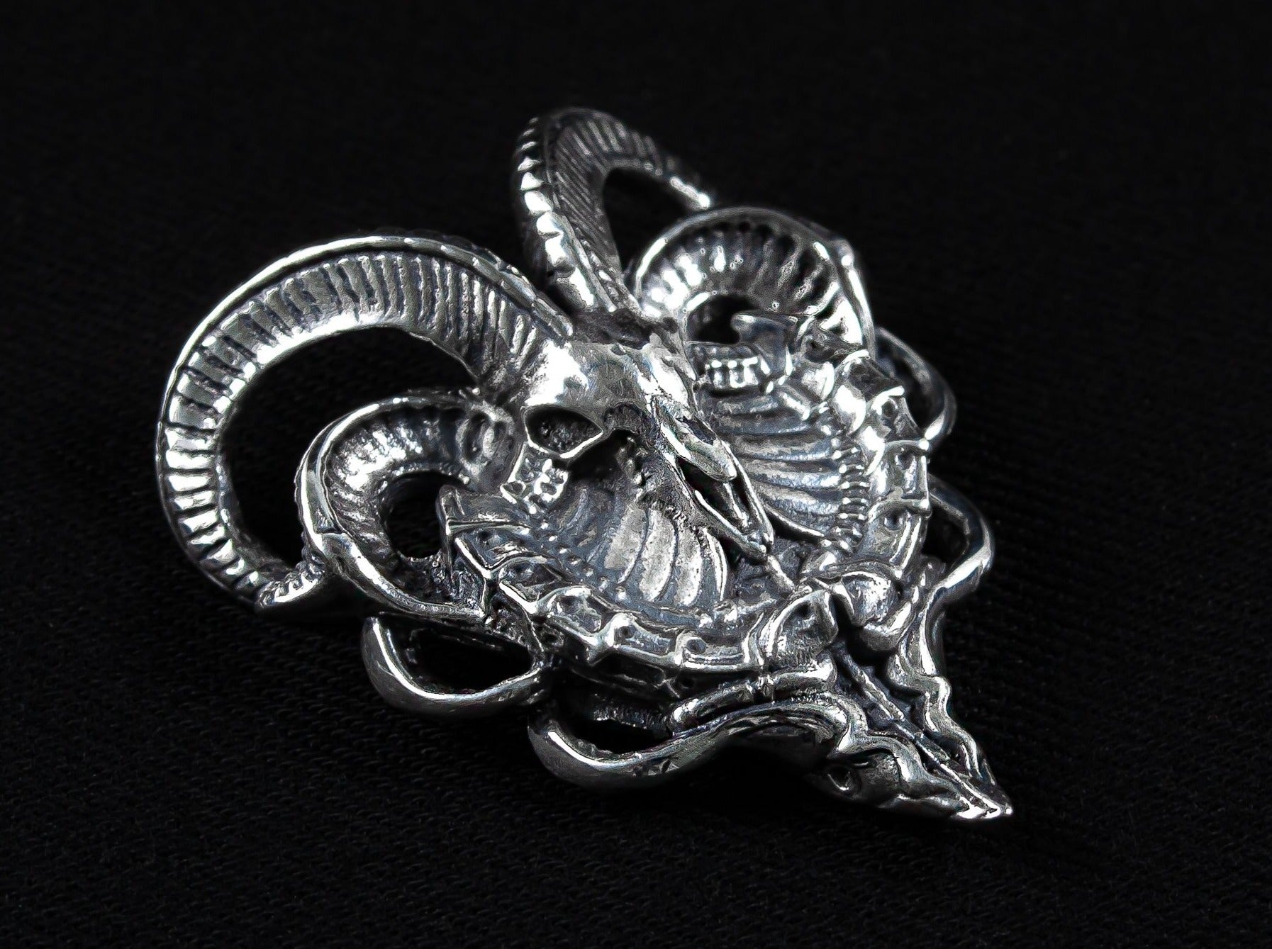 {{jewelry_for_geeks}} - {{ GameFanCraft}} Pendant Silver Biomechanical Goat Skull Pendant