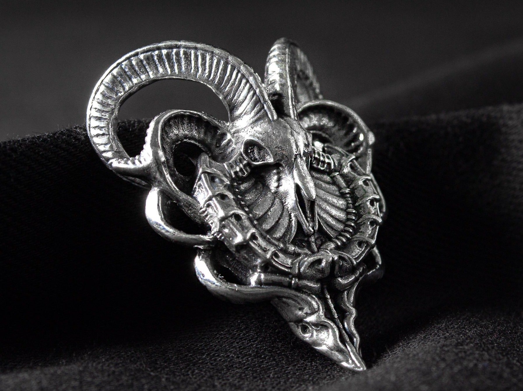 {{jewelry_for_geeks}} - {{ GameFanCraft}} Pendant Silver Biomechanical Goat Skull Pendant