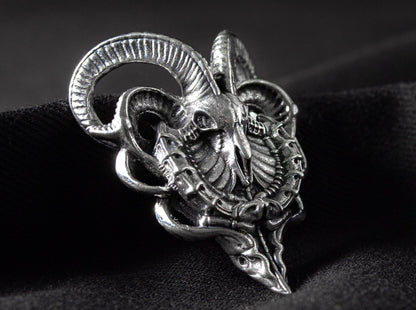 {{jewelry_for_geeks}} - {{ GameFanCraft}} Pendant Silver Biomechanical Goat Skull Pendant
