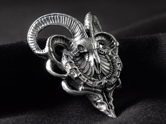 {{jewelry_for_geeks}} - {{ GameFanCraft}} Pendant Silver Biomechanical Goat Skull Pendant