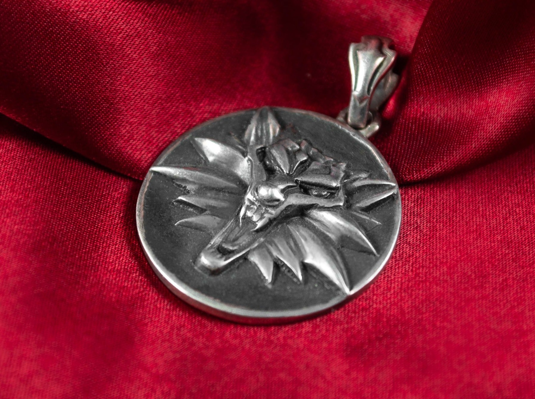 {{jewelry_for_geeks}} - {{ GameFanCraft}} Pendant Silver Witcher Wolf head medallion