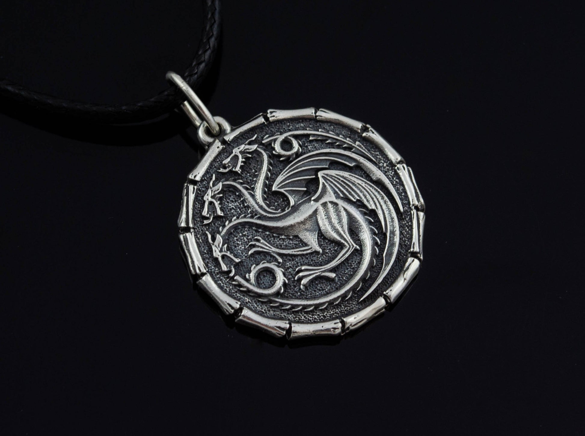 {{jewelry_for_geeks}} - {{ GameFanCraft}} Pendant Silver House Targaryen Dragon Pendant