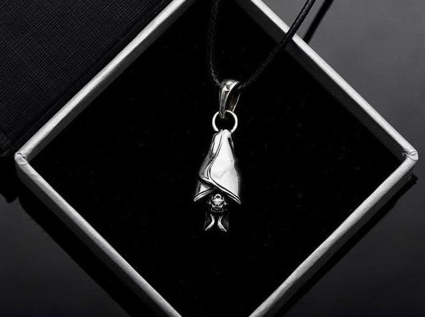 {{jewelry_for_geeks}} - {{ GameFanCraft}} Pendant Silver Gothic Sleeping Bat pendant